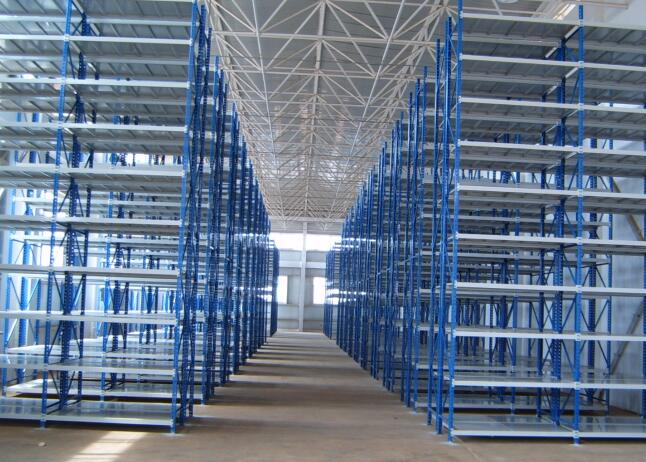 架子是根据地板的高度定制的 架子是根据地板的高度定制的